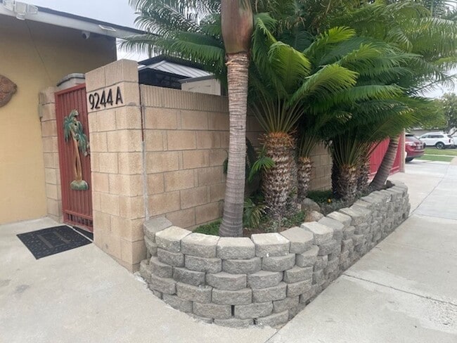 Building Photo - Beautifully Furnished 1 Bdrm 1 Bath House ...