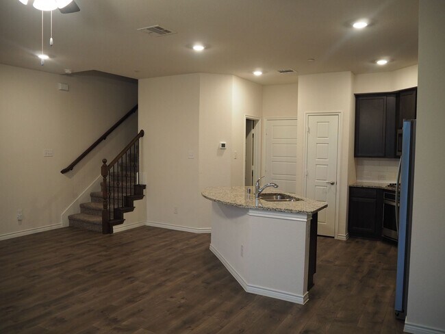 Building Photo - 2407 Klamath Dr