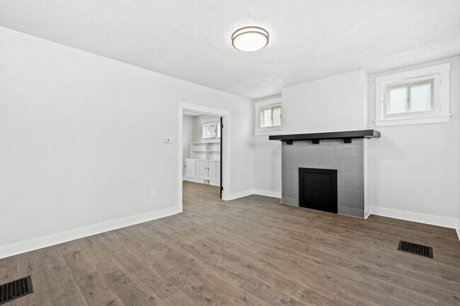 Building Photo - SCORE 1ST MONTH'S RENT FREE IF SIGNED BY AUGUST 7! Spectacular 3 bedroom home in Carrick availabl...