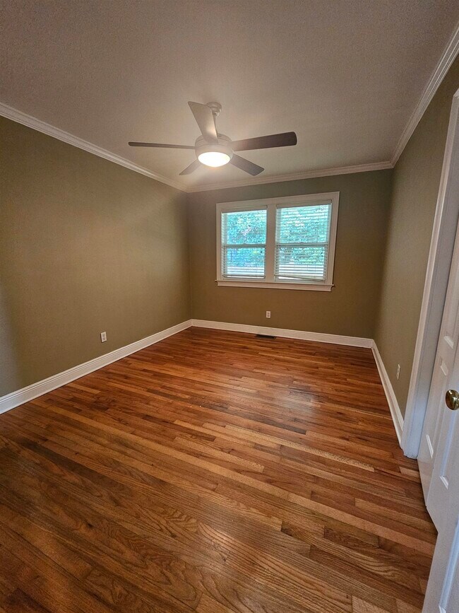 Building Photo - 850 Brookwood Dr