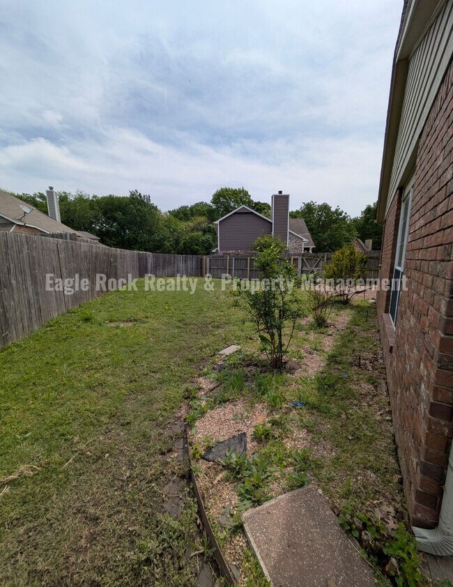 Building Photo - 1304 N Umbrella Ave