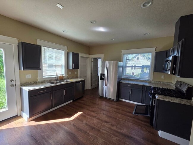 Building Photo - 5 Bedroom Home Corner Lot in N Portland