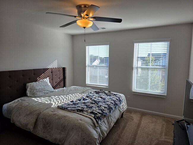 Building Photo - Huge 5 Bedroom / 4.5 Bathroom North Charlotte