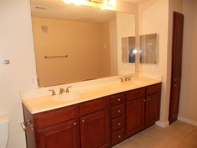 Building Photo - 7575 Kirby Dr