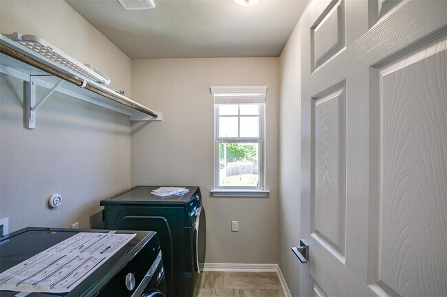 Building Photo - 837 Falkland Trace