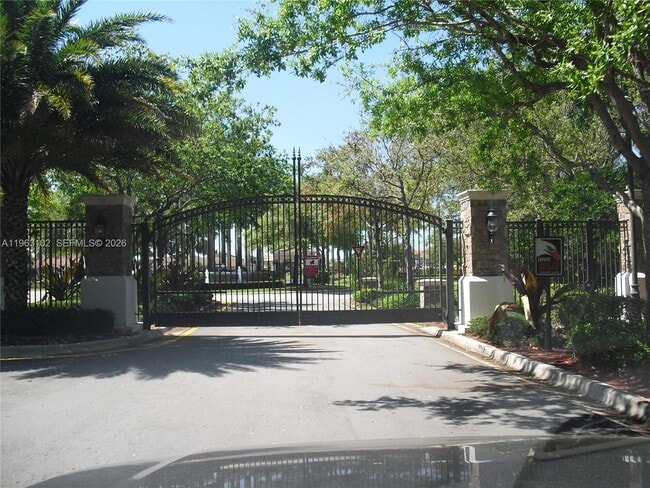 Building Photo - 2750 Jockey Cir