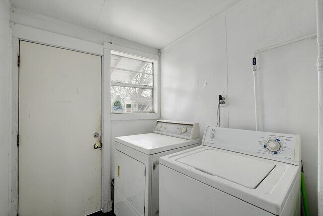 Building Photo - J17