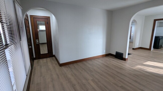 Building Photo - Charming 3 bedroom/1 bath home in the heart of Akron!