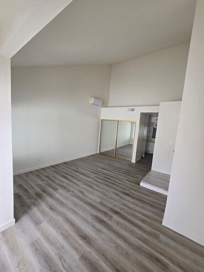 Building Photo - San Carlos - Cul-de-sac Location - Master ...