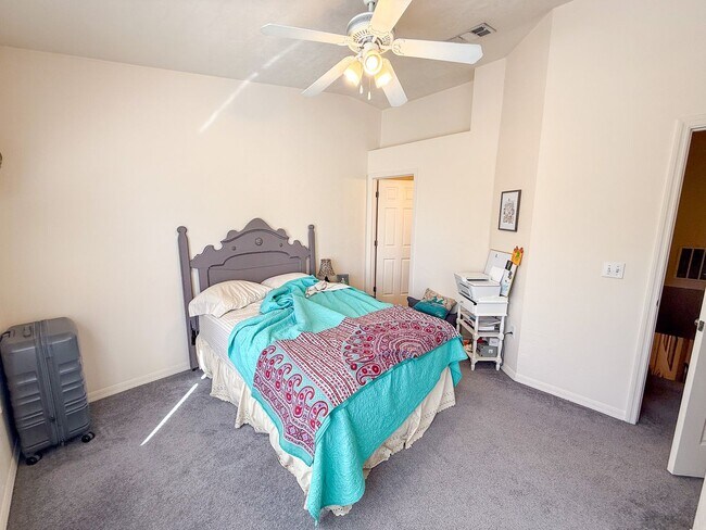 Building Photo - Victoria Station #141