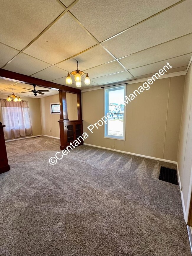 Building Photo - Huge 3 bedroom house with 2 bonus rooms an...