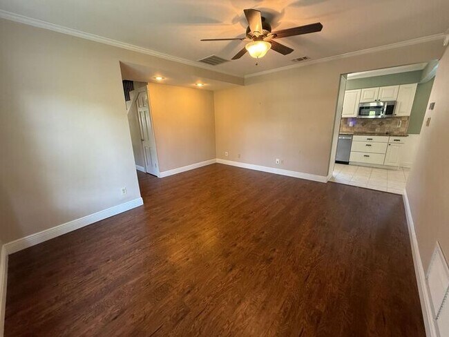 Building Photo - Gulf Breeze - Proper - 5 bedroom, 3.5 bathroom with pool and lawn care included