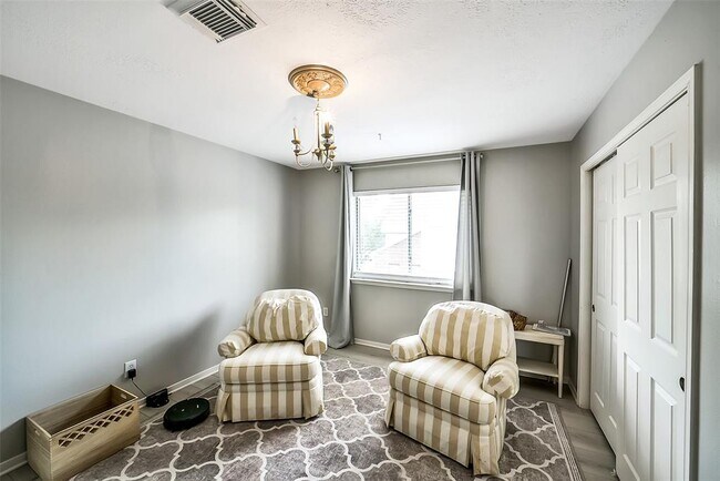 Building Photo - 3711 Pinehurst Dr