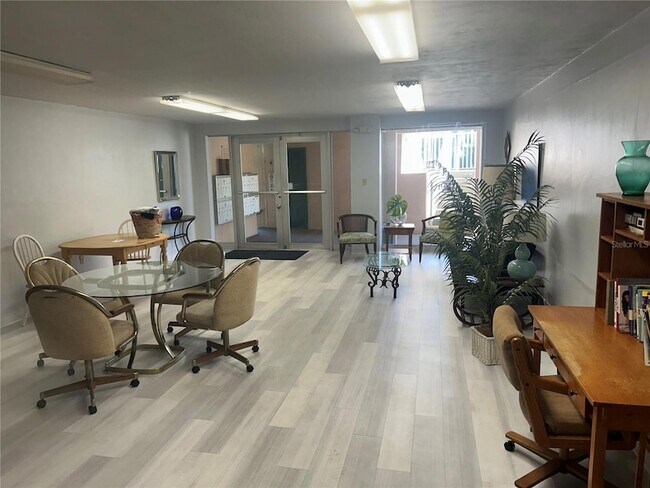 Building Photo - 445 32nd Ave N