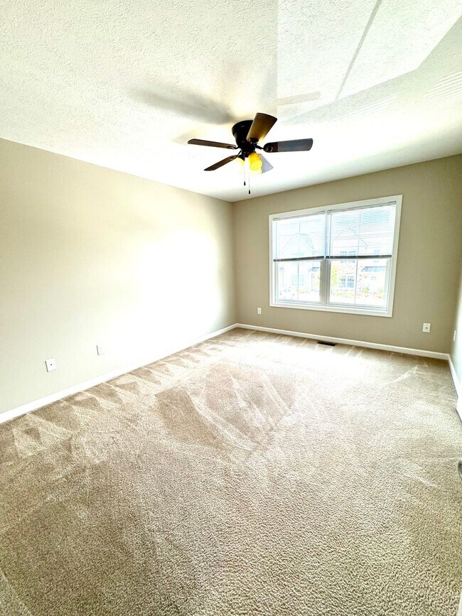 Building Photo - Town House For Rent