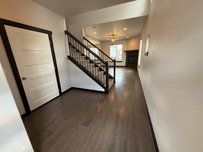 Building Photo - 5475 Vermeer Ln