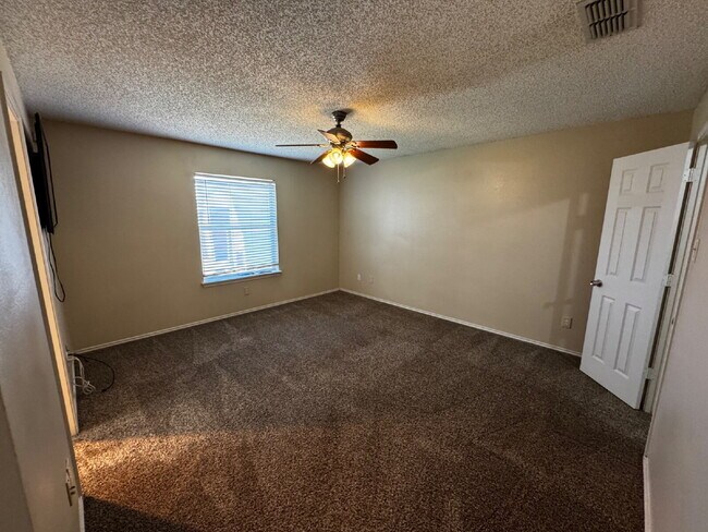 Building Photo - Stunning 2-Bed Oasis in Established Neighb...