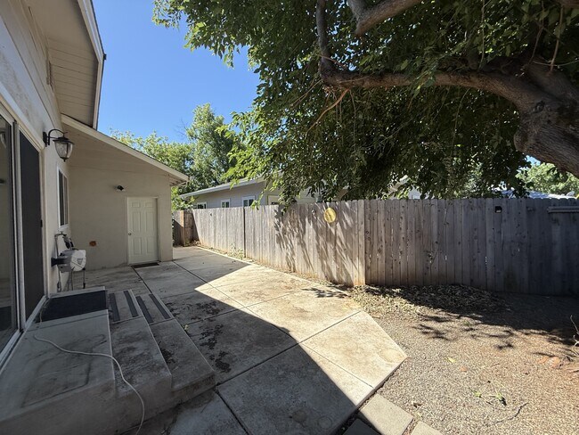 Building Photo - 1476 Hooker Oak Ave