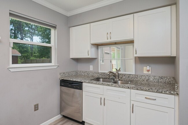 Building Photo - Charming Navarre Home on Nearly Half an Acre