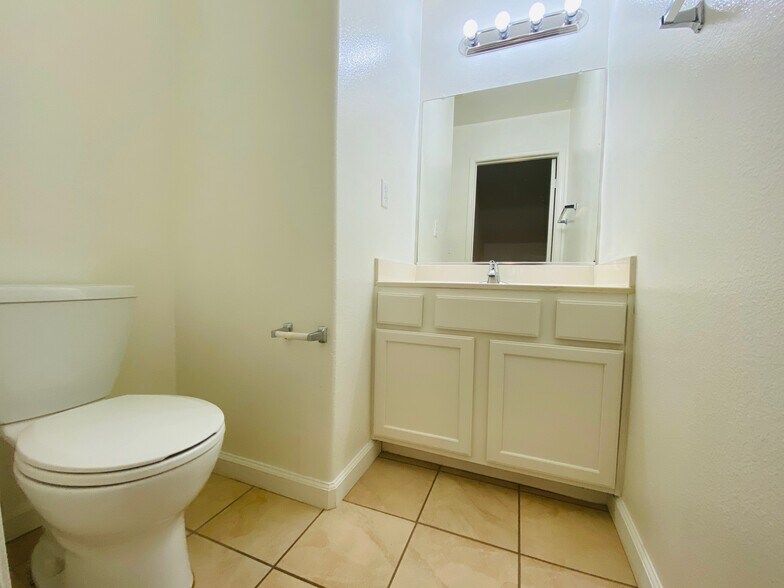 Building Photo - 305 W Newby Ave