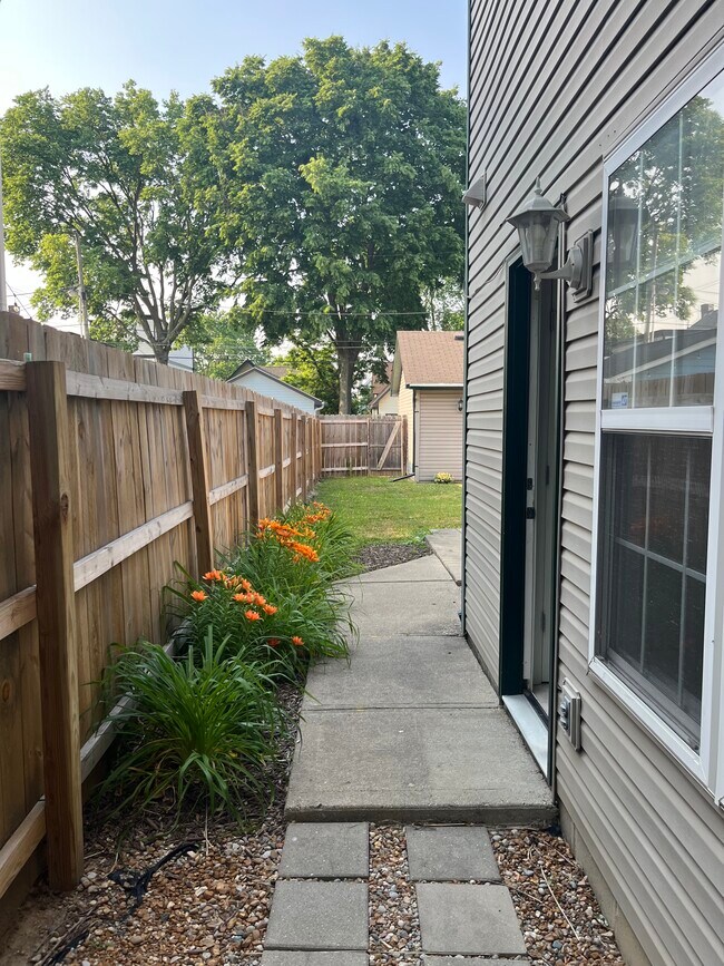 Building Photo - 1414 E New York St