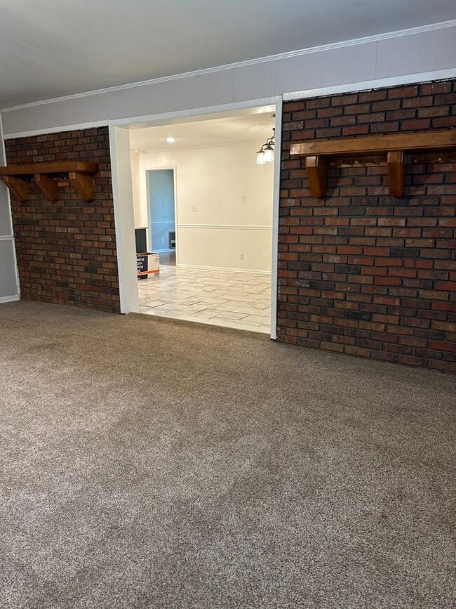 Building Photo - Large Home on the Eastside on a deadened street - Pre Lease