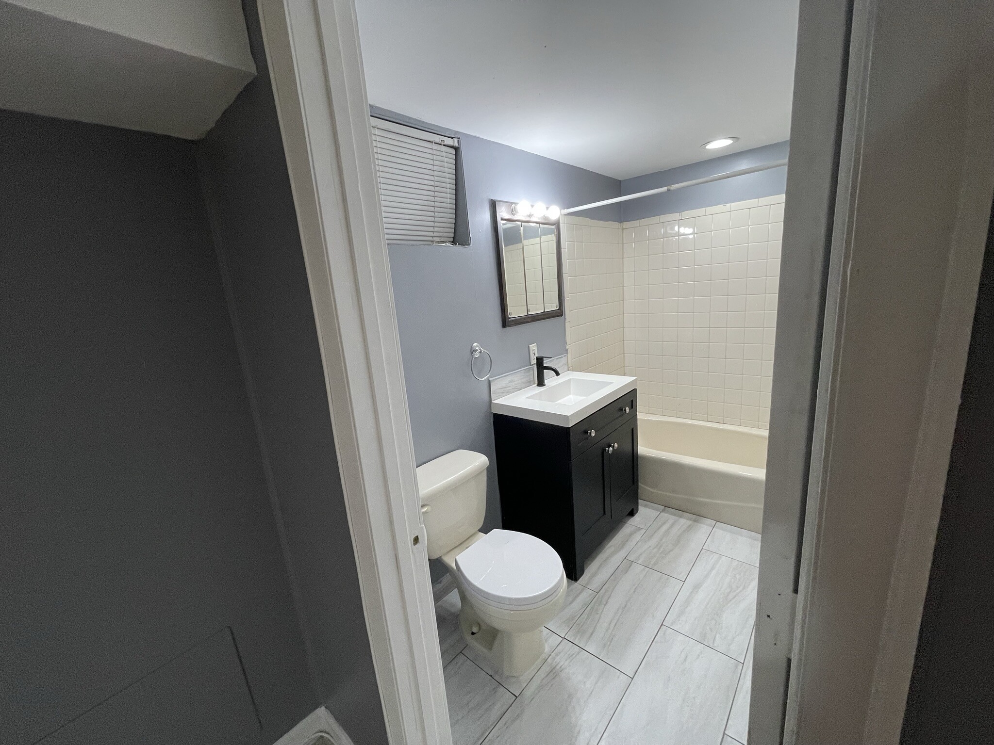 Building Photo - 216 Carnation Ct