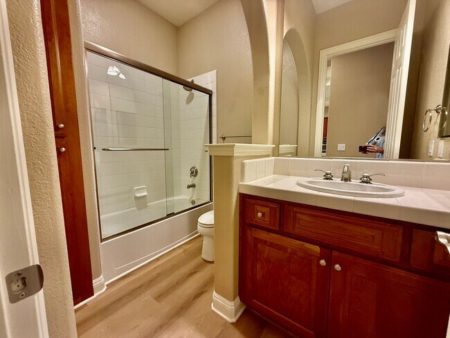 Building Photo - Executive Home available NOW