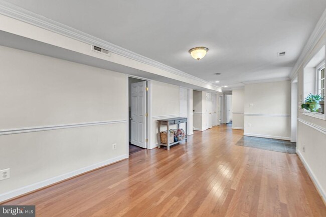 Building Photo - 4415 Elmwood Dr