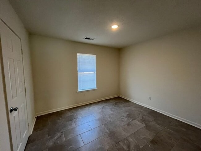 Building Photo - 1030 Simpson Cove