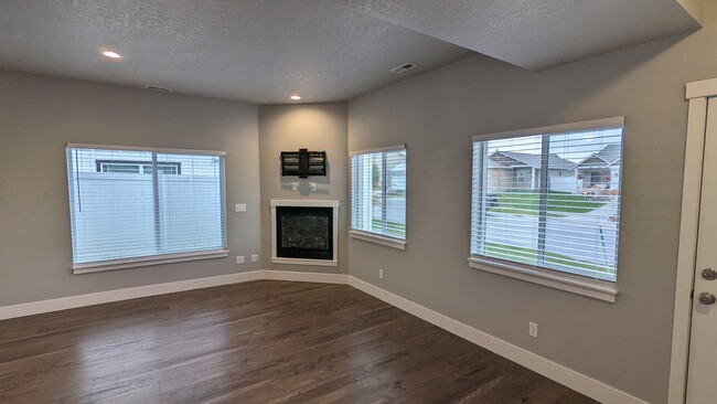 Building Photo - Post Falls Crown Pointe Home