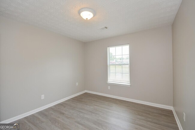 Building Photo - 541 Dove Way