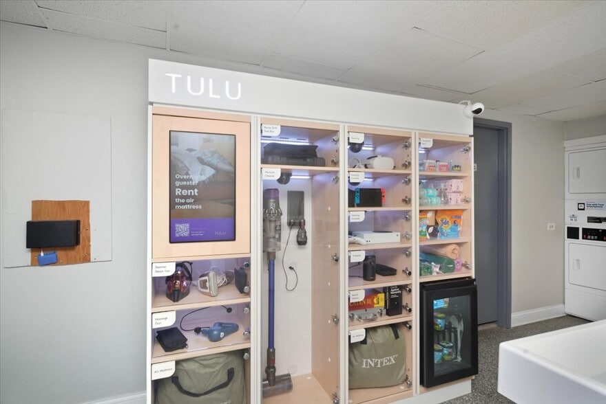 Building Photo - 1140 N La Salle Dr