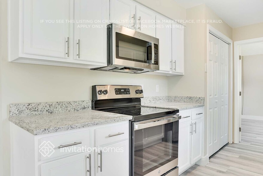 Building Photo - 3213 Sutton Dr