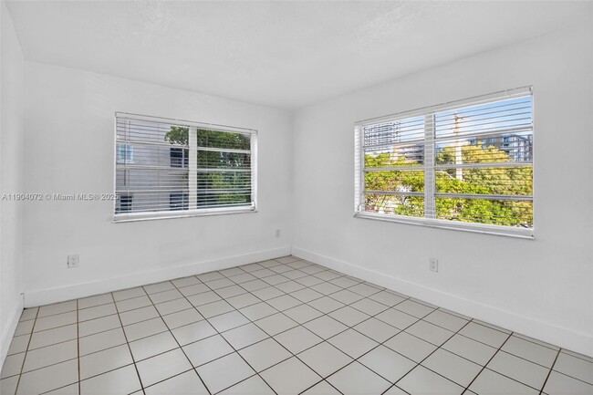 Building Photo - 500 NE 26th St