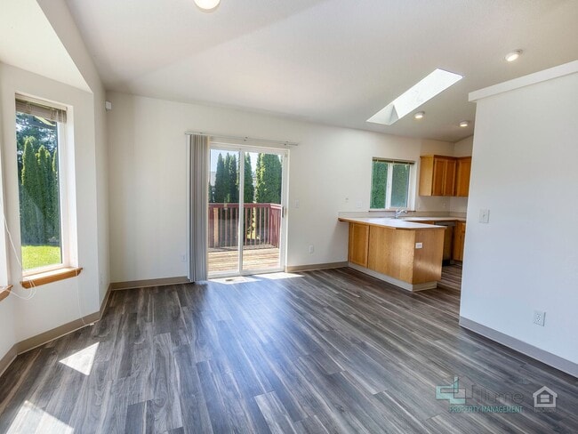 Building Photo - Stunning 3 bedroom 2.5 bathroom Home