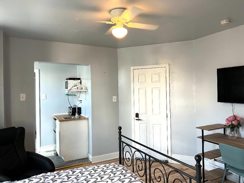 Building Photo - 5023 Spruce St