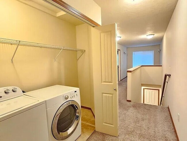 Building Photo - Garden Springs Duplex