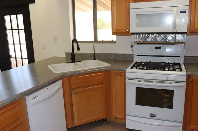 Building Photo - 5 Bedroom, 2 Bathroom