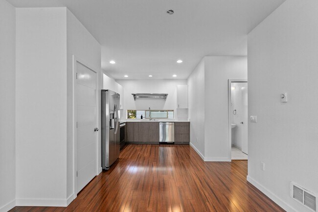 Building Photo - 3bd/1.5ba Seattle Townhouse