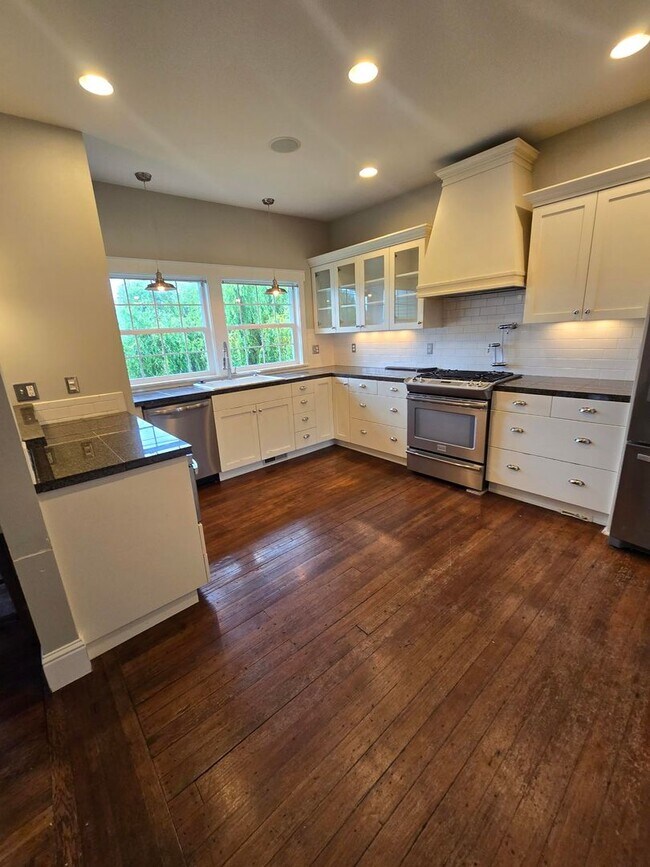 Building Photo - Spacious 5 Bedroom Home in Burlington - Available for Rent