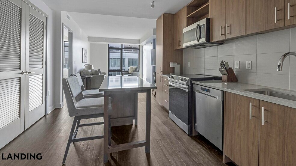 Building Photo - 350 Maple Dr SW