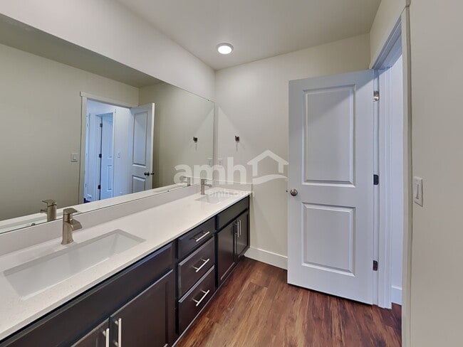 Building Photo - 390 Smith Dr