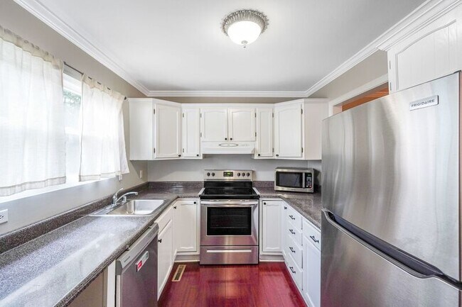 Building Photo - 128 Kings Mill Dr