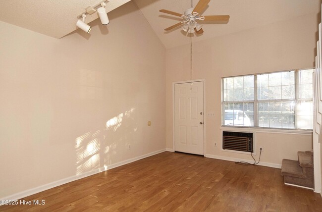 Building Photo - 4105 Spirea Dr