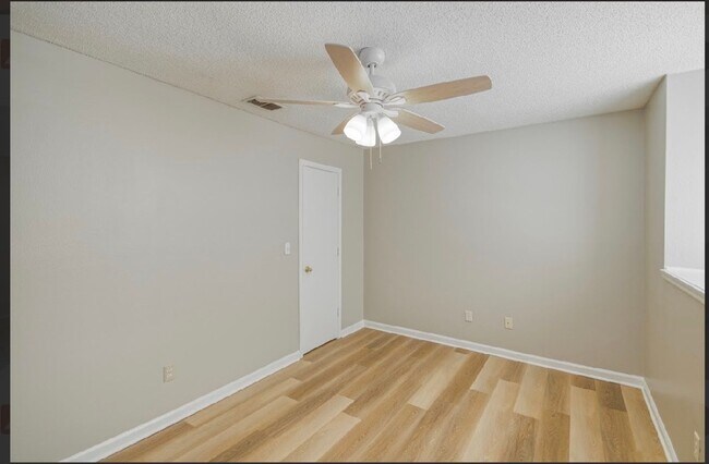 Building Photo - Fully renovated 3 BR/ 2 BA townhome off of Capital Park Circle