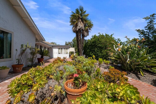 Building Photo - 6415 Lochmoor Dr