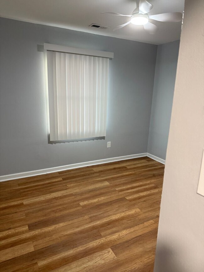 Building Photo - UPDATED 3 bedroom