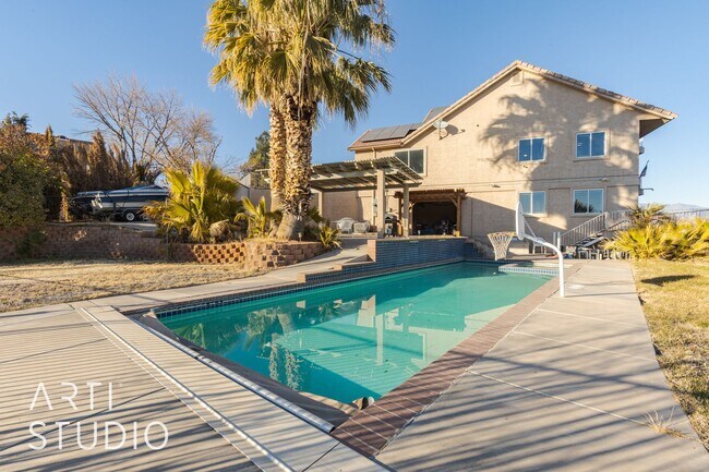 Building Photo - Spacious 3-Bedroom Walk-Out Basement Apartment in Desirable Bloomington Hills