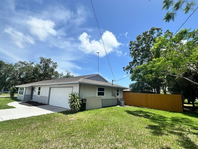 Building Photo - NEWLY RENOVATED 3 BEDROOM 2 BATH HOME- TIL...